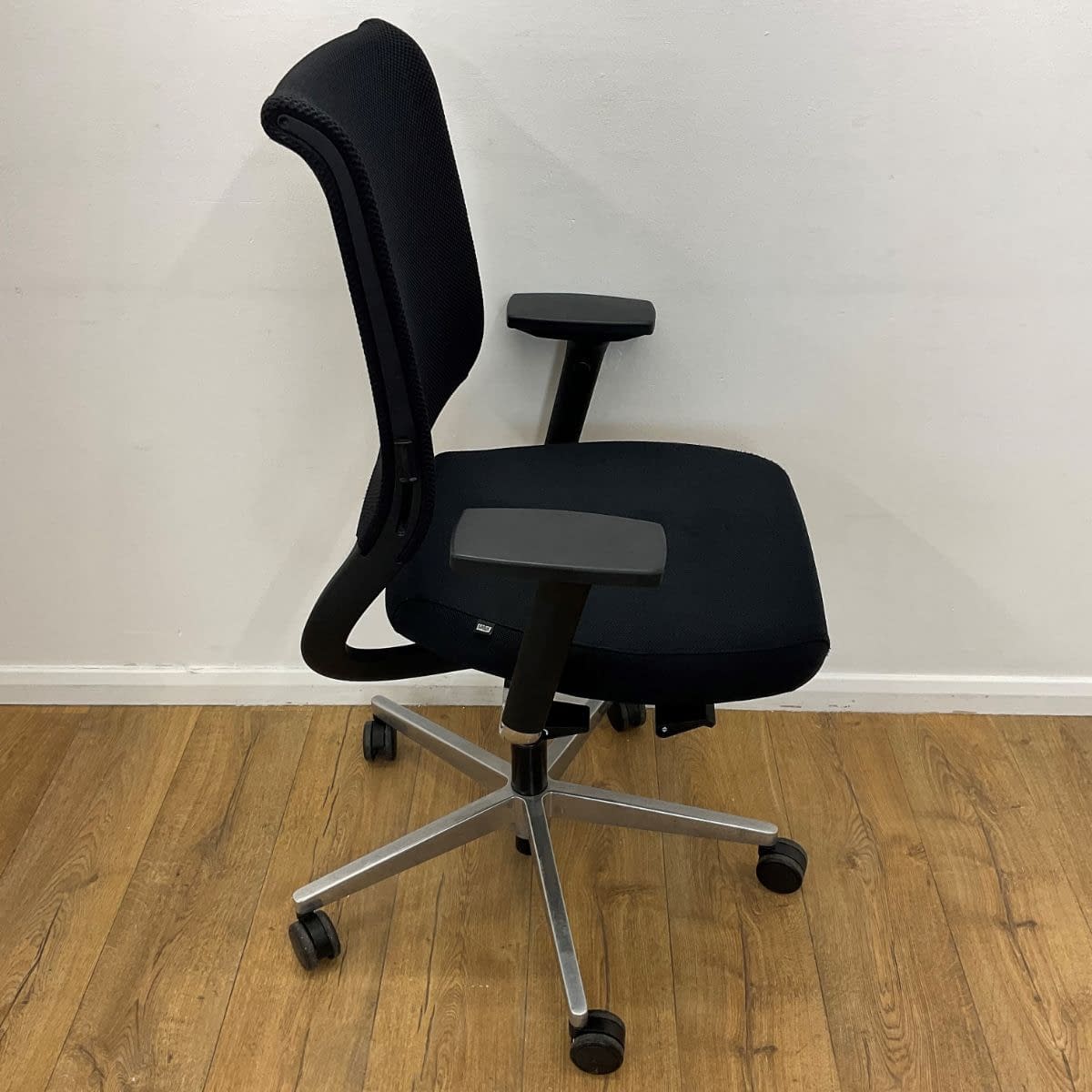 Lumir mesh deals back operator chair